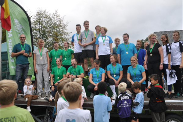 Succesvolle en droge scholenveldloop met meer dan 500 lopers